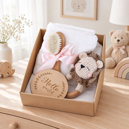 Coffret naissance bébé Lion au crochet sur une commode en bois clair