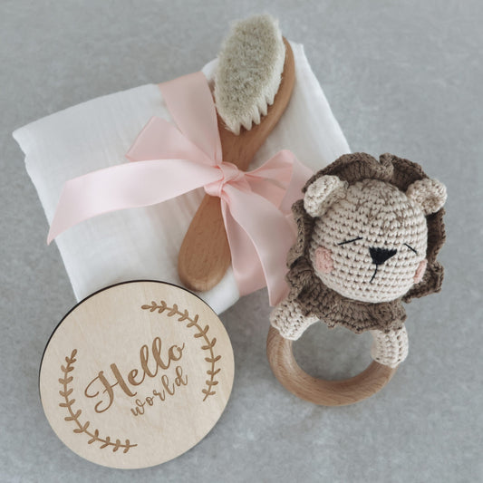 Coffret naissance Lion artisanal avec hochet Lion au crochet et accessoires bébé