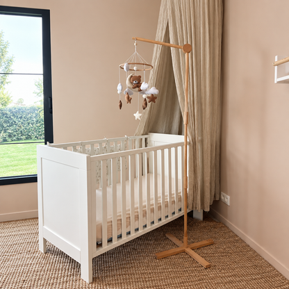 Support sur pied en bois pour mobile bébé – détail de l’attache