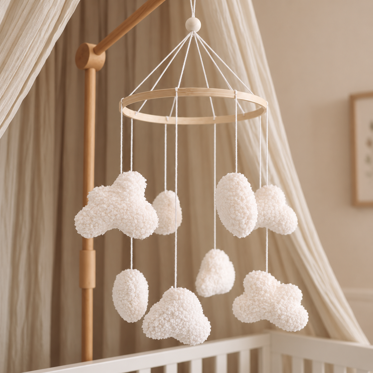 Détail des nuages en tissu bouclé blanc du mobile bébé artisanal
