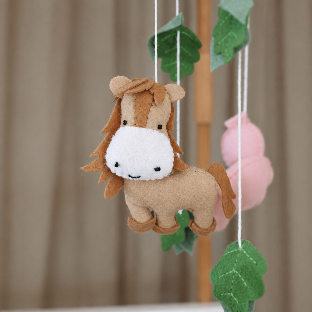 Mobile bébé Ferme artisanal présenté en format carré
