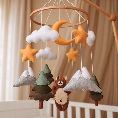 Détail d’un sapin en feutre sur le mobile bébé Ours brun thème forêt