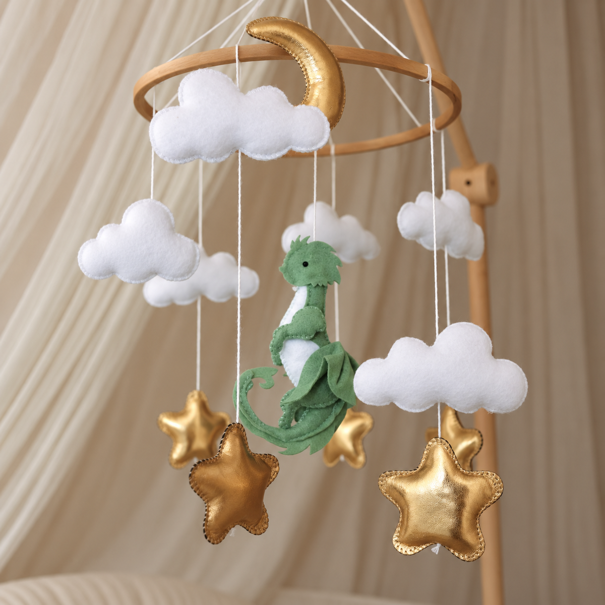Vue du mobile bébé Dinosaure artisanal en feutre, coton et bois
