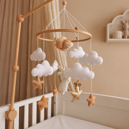 Détail du mobile bébé Lapin avec anneau en bois et composition suspendue en feutre