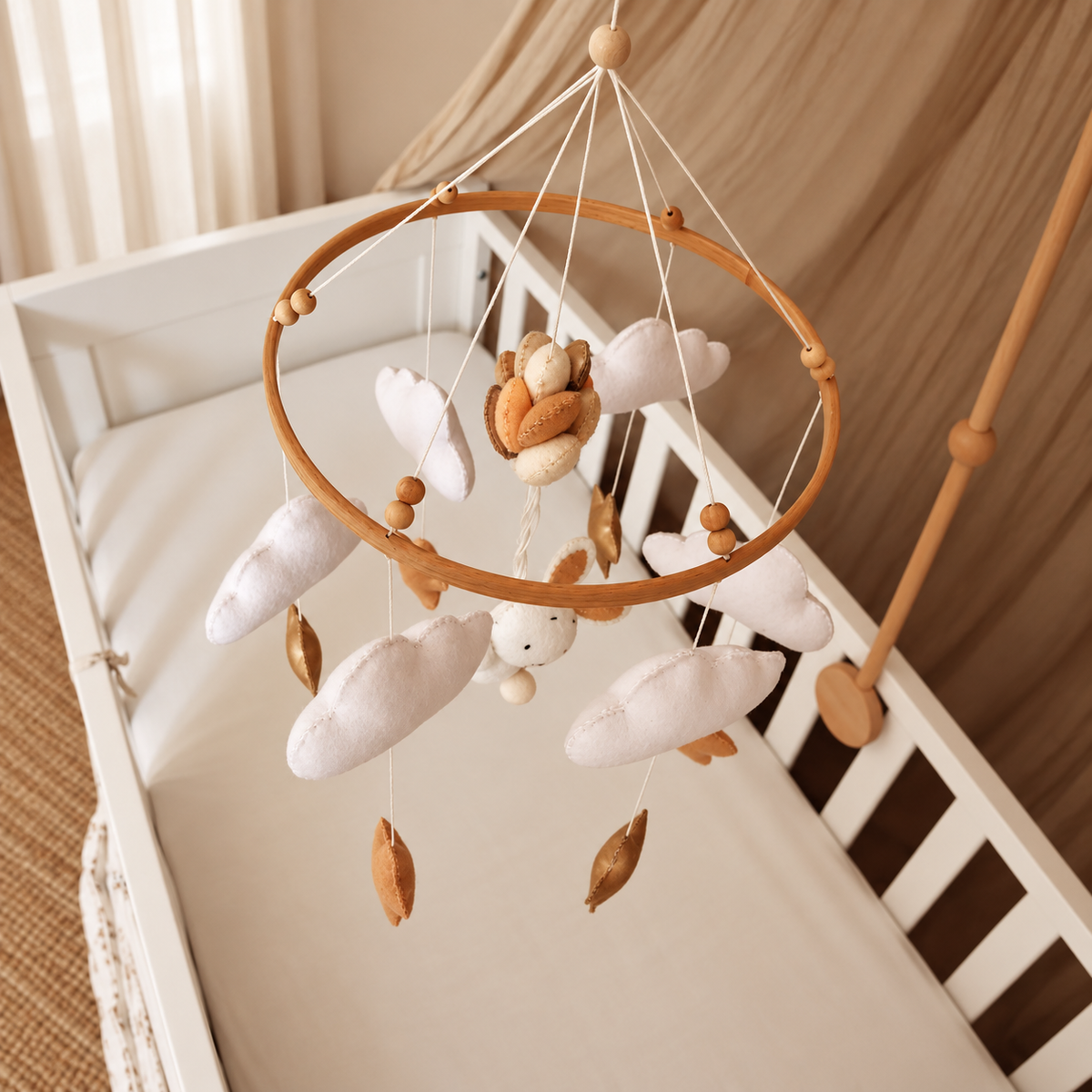 Vue du dessus du mobile bébé Lapin suspendu au-dessus d’un lit blanc