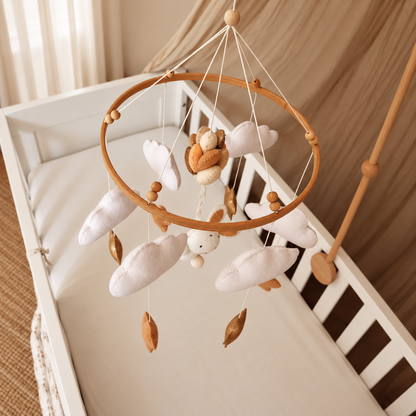 Vue du dessus du mobile bébé Lapin suspendu au-dessus d’un lit blanc