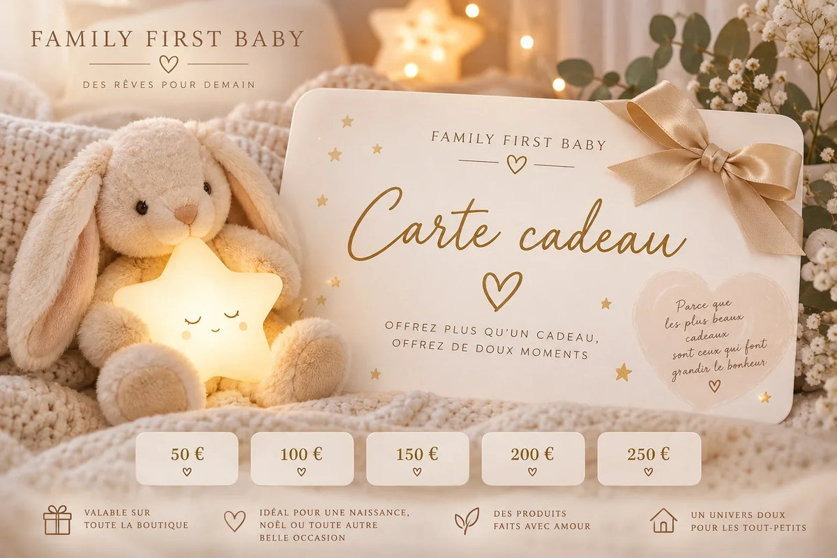Carte cadeau numérique Family First Baby mise en scène avec une peluche lapin, une veilleuse étoile lumineuse et un ruban champagne – visuel d'ambiance