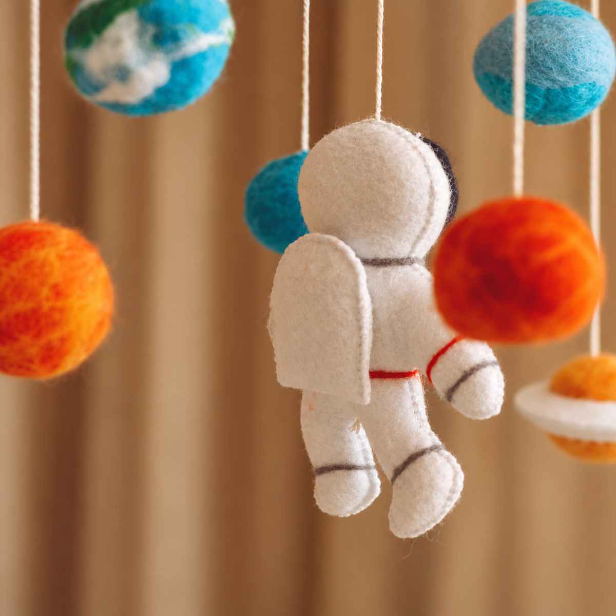 Détail d’une planète bleue du mobile bébé Astronaute fait main