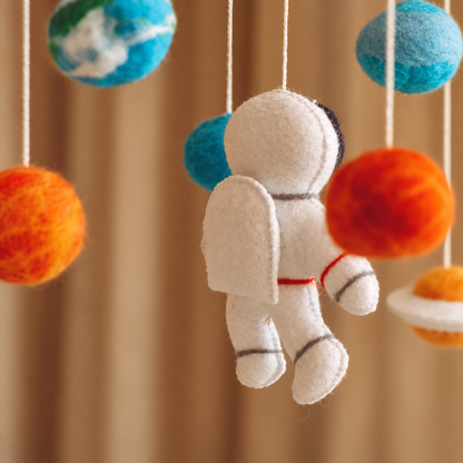 Détail d’une planète bleue du mobile bébé Astronaute fait main