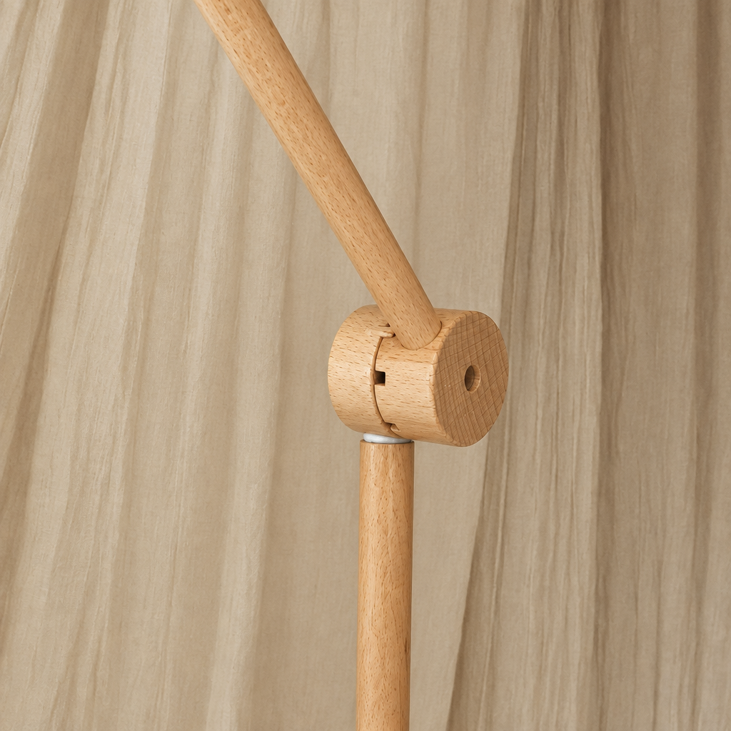 Bras articulé en bois pour mobile bébé – gros plan sur l’articulation