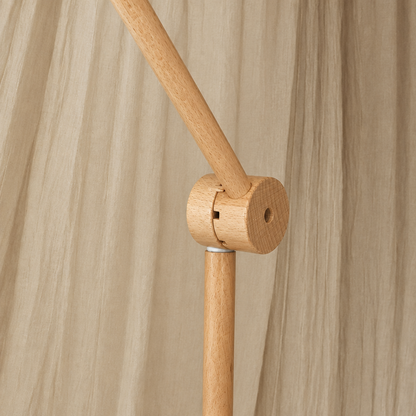 Bras articulé en bois pour mobile bébé – gros plan sur l’articulation