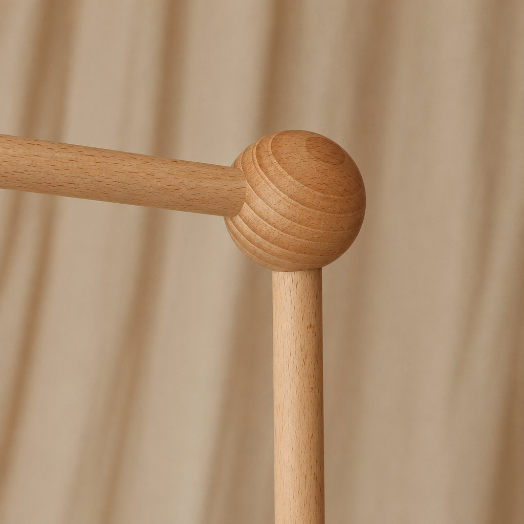 Bras fixe en bois pour mobile bébé – détail de la jonction en bois