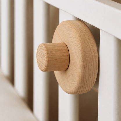 Bras fixe en bois pour mobile bébé – gros plan sur la molette en bois