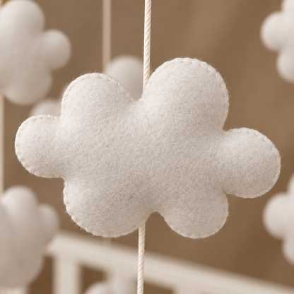 Gros plan sur un nuage en feutrine du mobile bébé artisanal Nuages