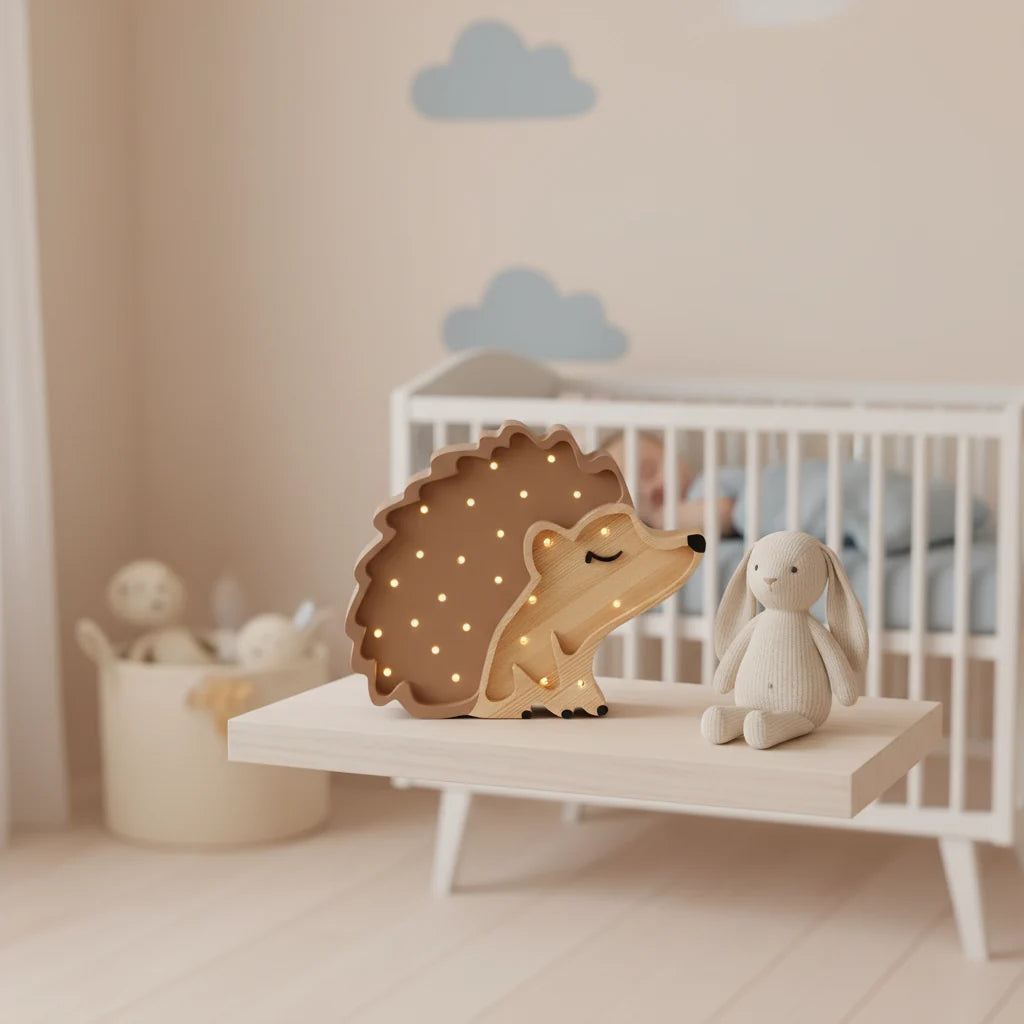 Bébé avec peluche dans une chambre éclairée par une veilleuse