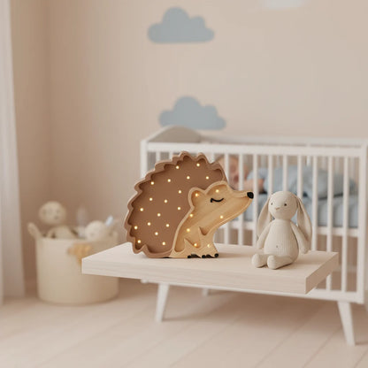 Bébé avec peluche dans une chambre éclairée par une veilleuse
