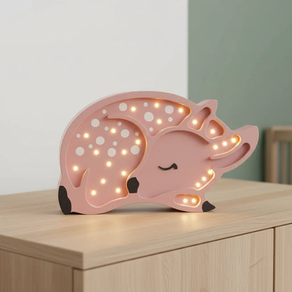 Veilleuse bébé Faon posée sur une commode