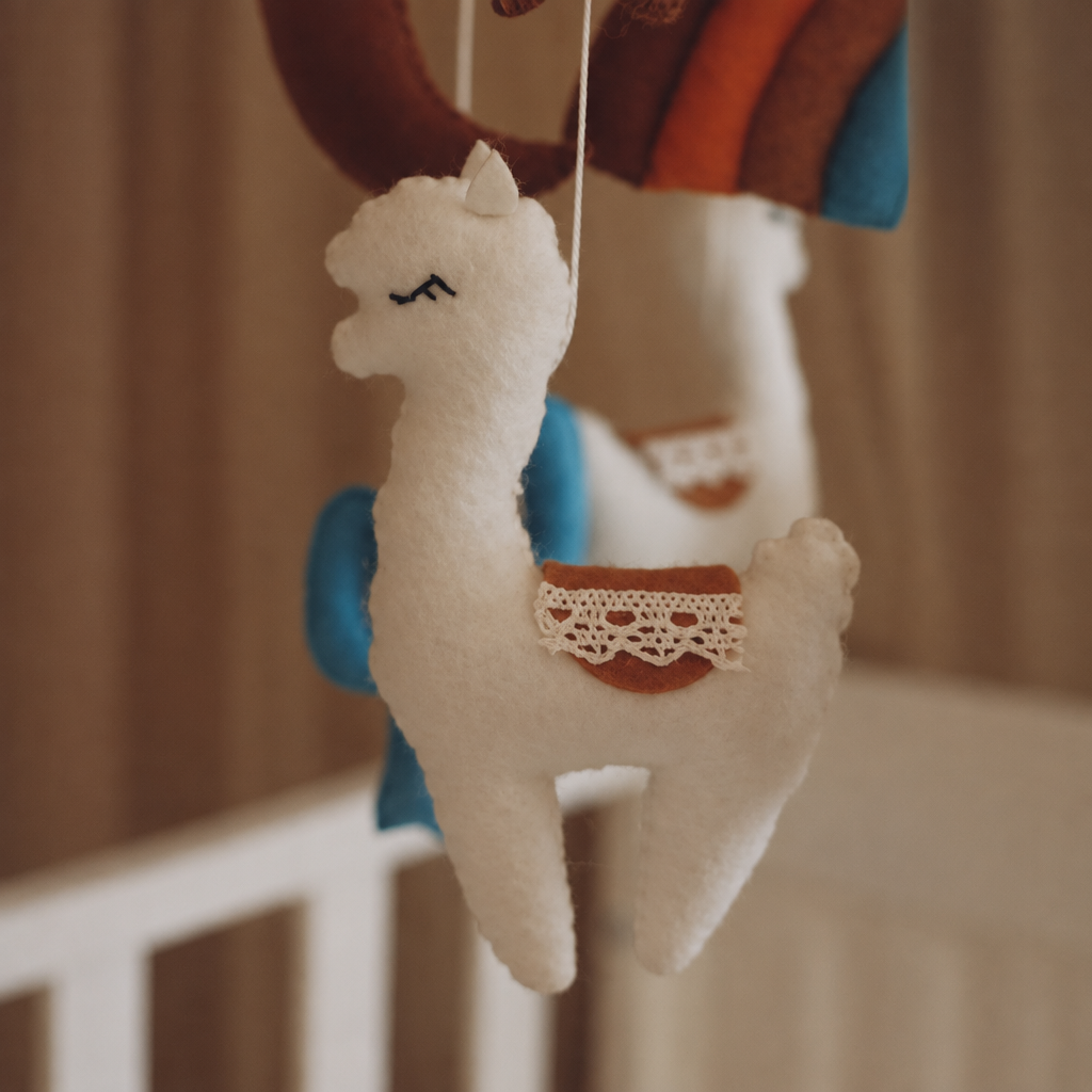 Détail du lama blanc en feutre du mobile bébé artisanal Lama