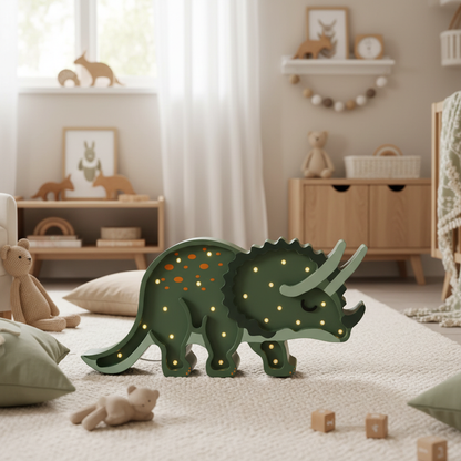 Veilleuse bébé Tricératops verte dans une chambre enfant cosy