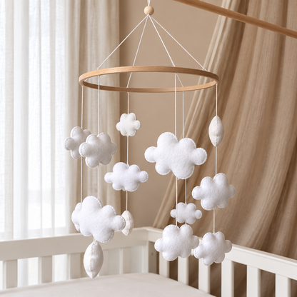 Mobile décoratif Nuages fait main en feutrine, coton et bois