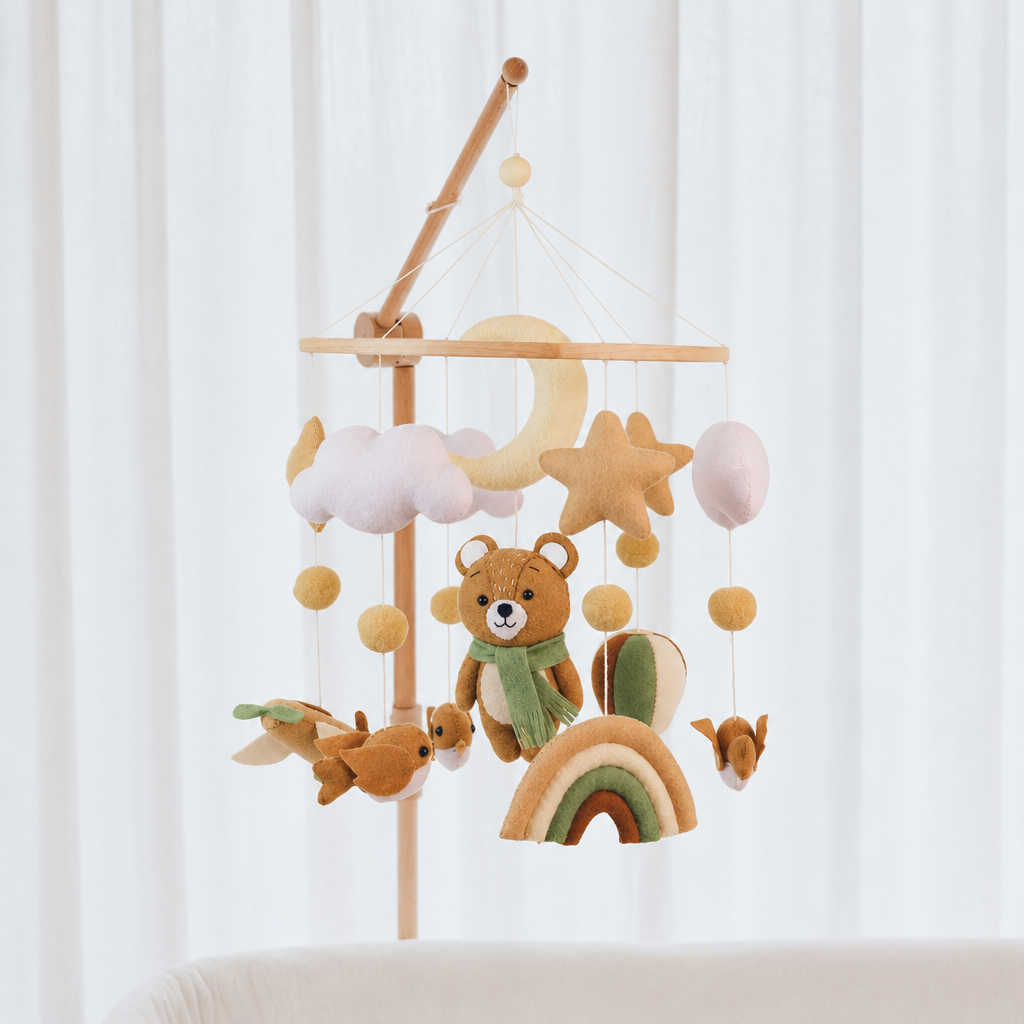 Mobile bébé artisanal Ourson d’automne fait main au format carré