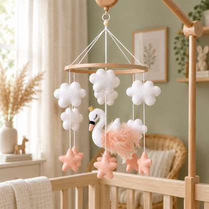 Mobile bébé artisanal Cygne rose dans une chambre naturelle aux tons lin
