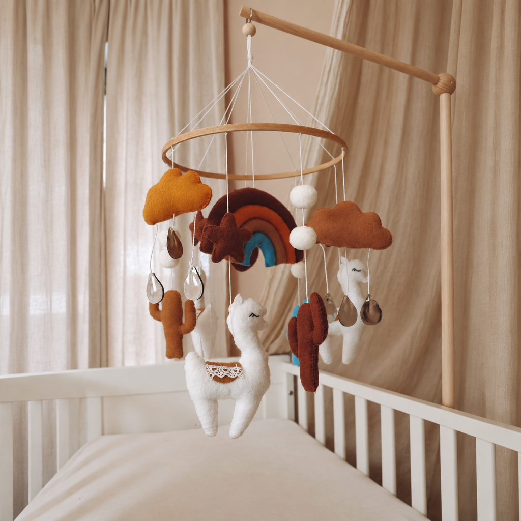 Vue complète du mobile bébé artisanal Lama avec anneau en bois naturel