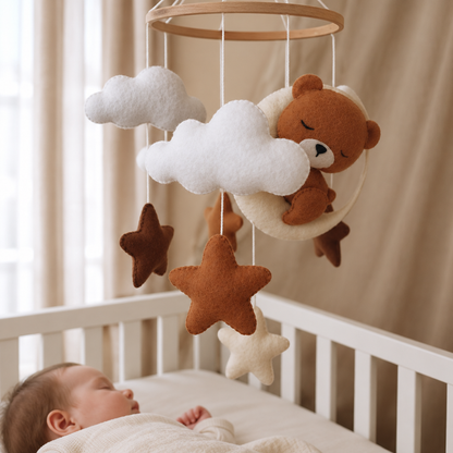 Mobile bébé Ourson endormi suspendu au-dessus d'un lit bébé dans une chambre chaleureuse