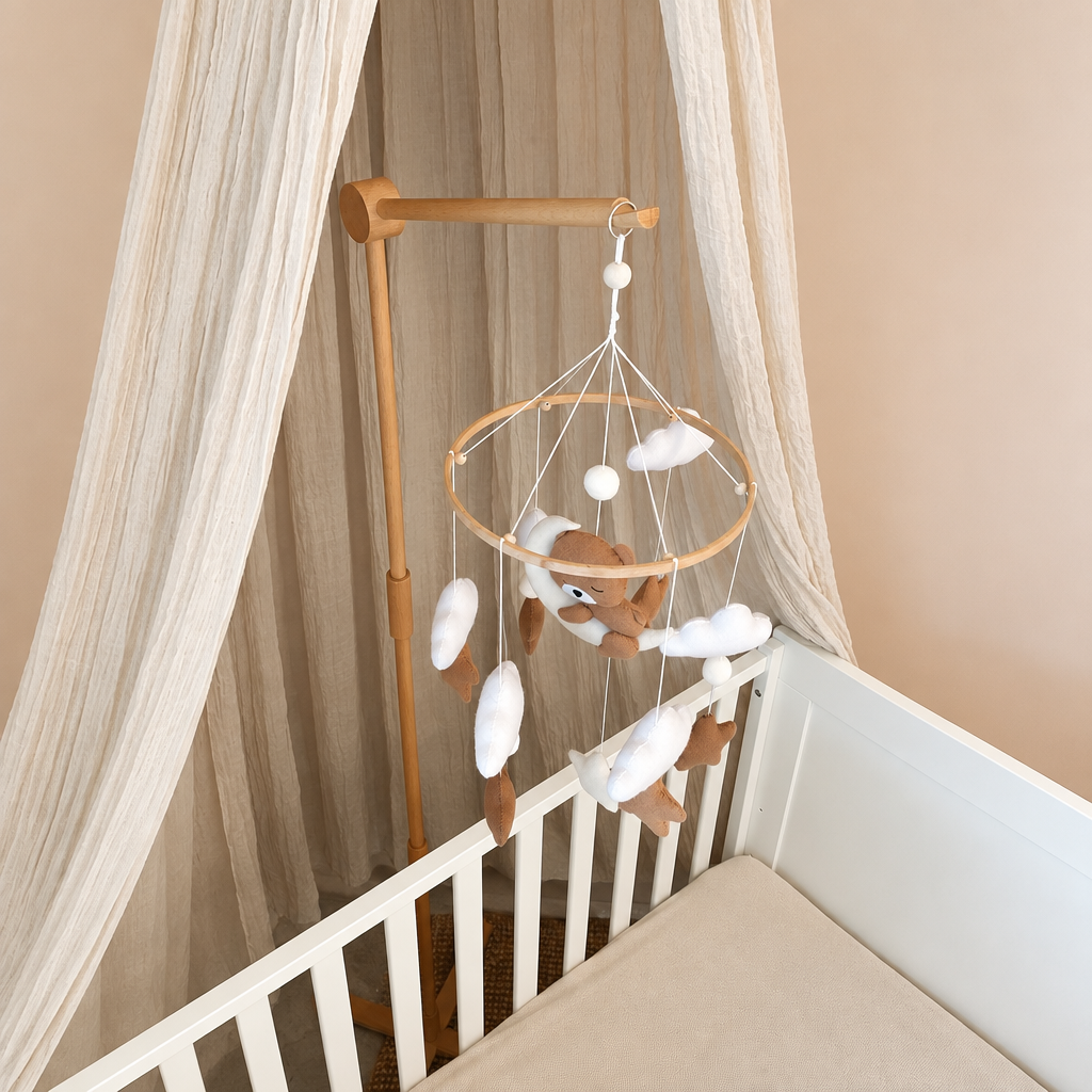 Support sur pied en bois pour mobile bébé installé près du lit