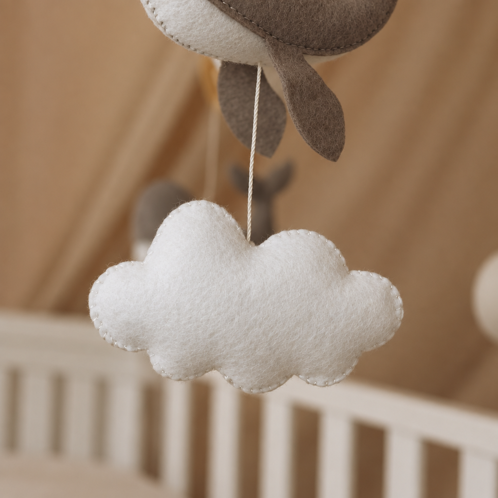 Nuage blanc en feutrine du mobile bébé Petites Baleines