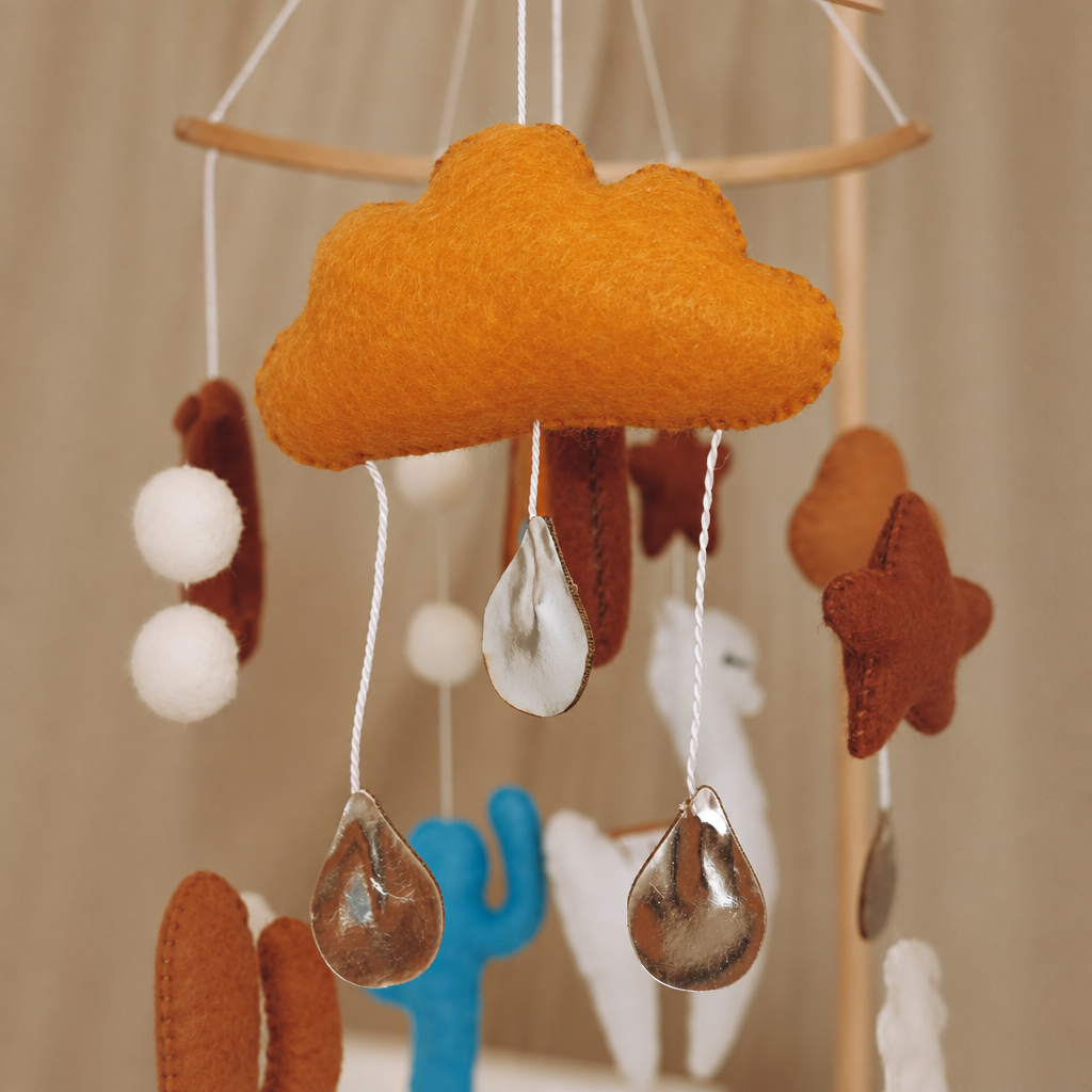 Détail du nuage orange en feutre du mobile bébé artisanal Lama