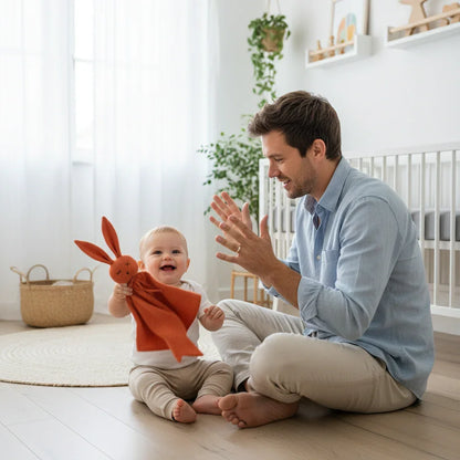 papa-assis-par-terre-jouant-avec-b-b-et-doudou-lapin-orange