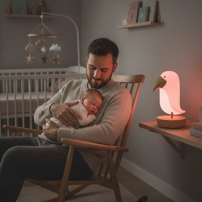 papa-dans-un-rocking-chair-ber-ant-son-b-b-avec-la-veilleuse-oiseau-en-arri-re-plan