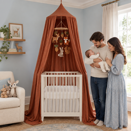 Parents et bébé avec ciel de lit à rayures marron dans une chambre bleu doux