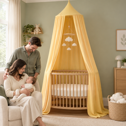 Parents et bébé avec ciel de lit jaune beurre dans une chambre vert sauge