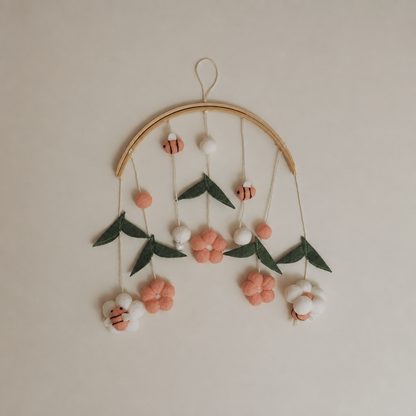 Vue complète du mobile bébé Abeilles roses avec fleurs et feuilles en feutre