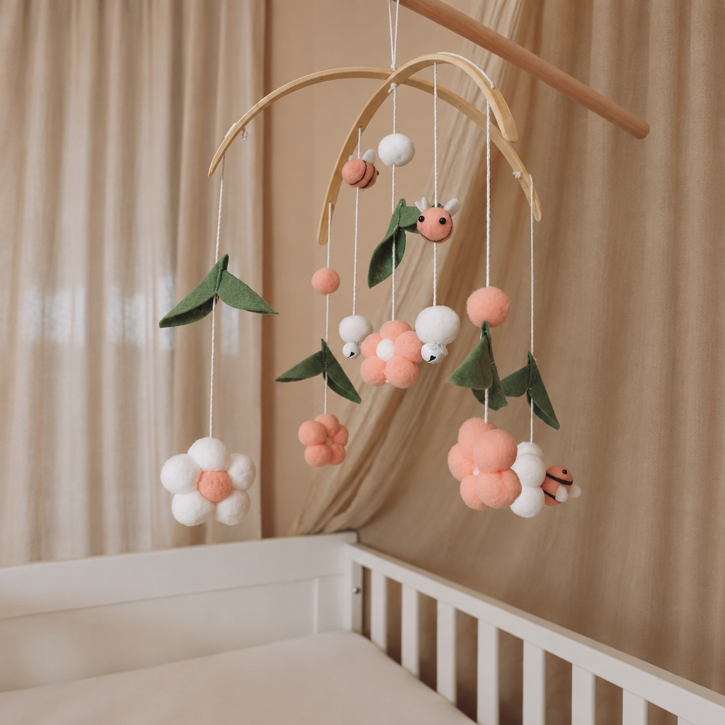 Vue rapprochée du mobile bébé Abeilles roses en feutre fait main