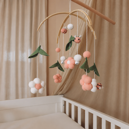 Vue rapprochée du mobile bébé Abeilles roses en feutre fait main