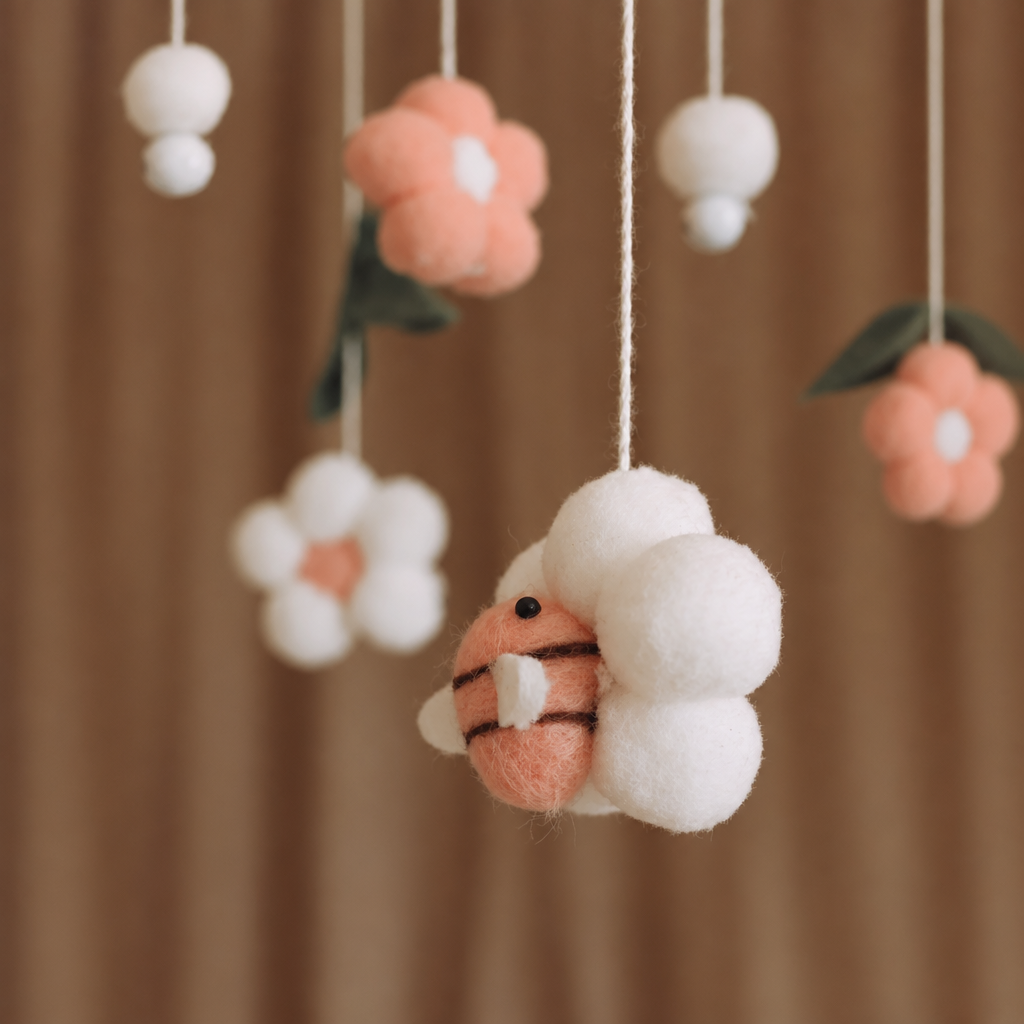 Détail du mobile bébé Abeilles roses fait main avec fleurs en feutre