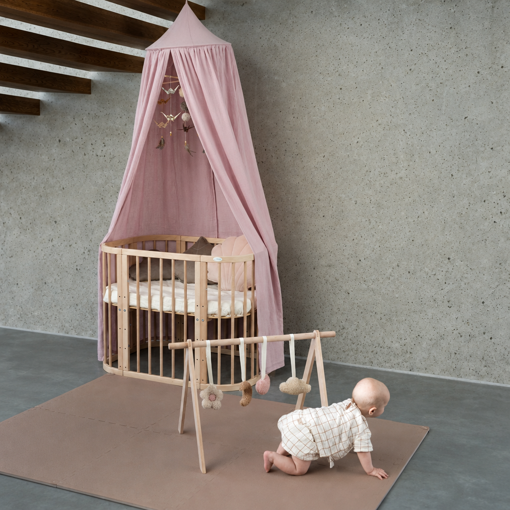 Bébé avec ciel de lit rose tendre dans une chambre douce