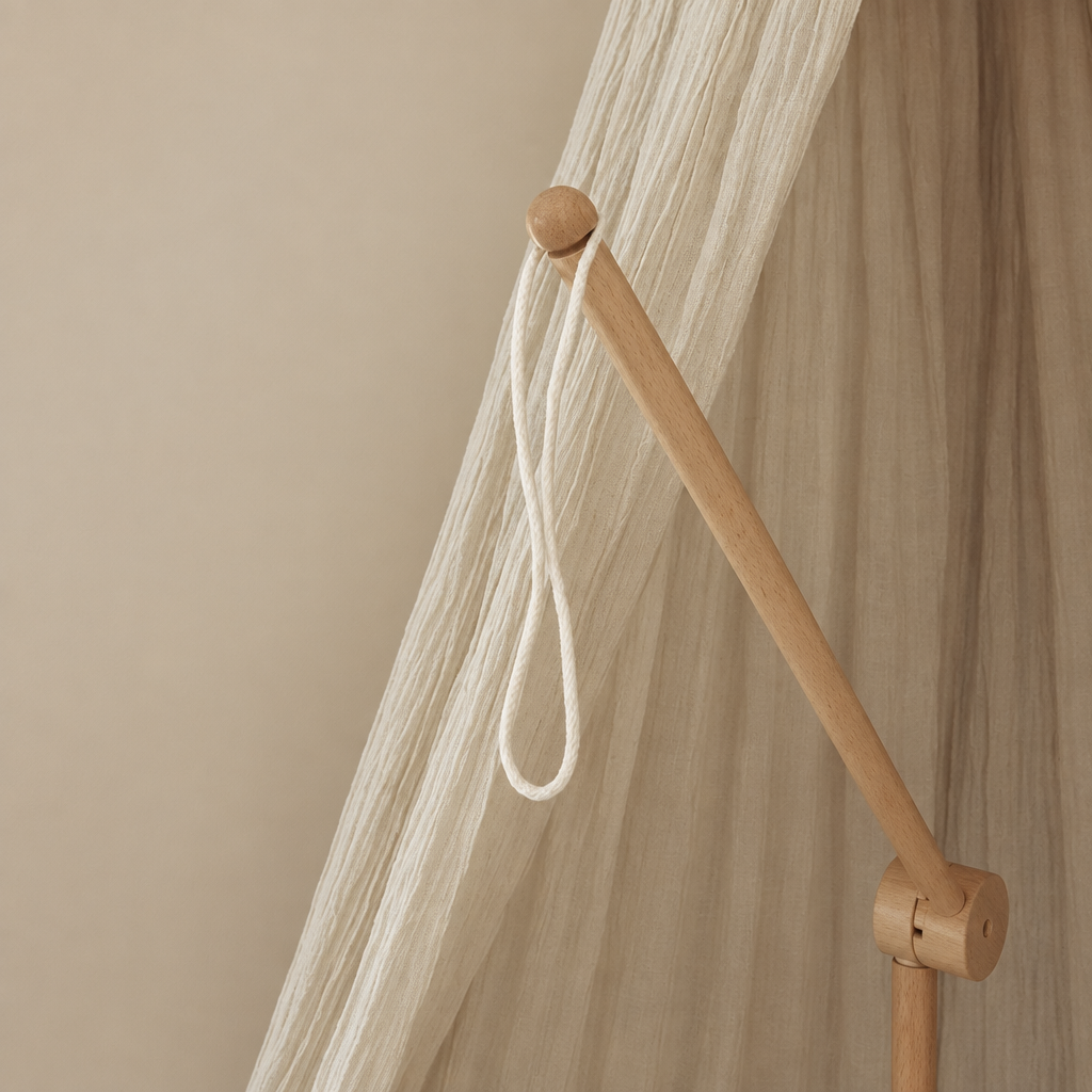 Bras articulé en bois pour mobile bébé – détail de la boucle et du support