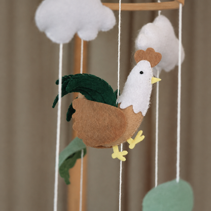 Vue du mobile bébé artisanal Ferme avec animaux suspendus