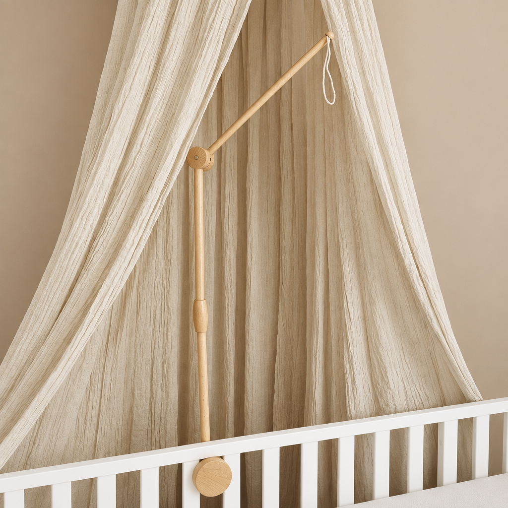Bras articulé en bois pour mobile bébé installé près du lit avec voilage