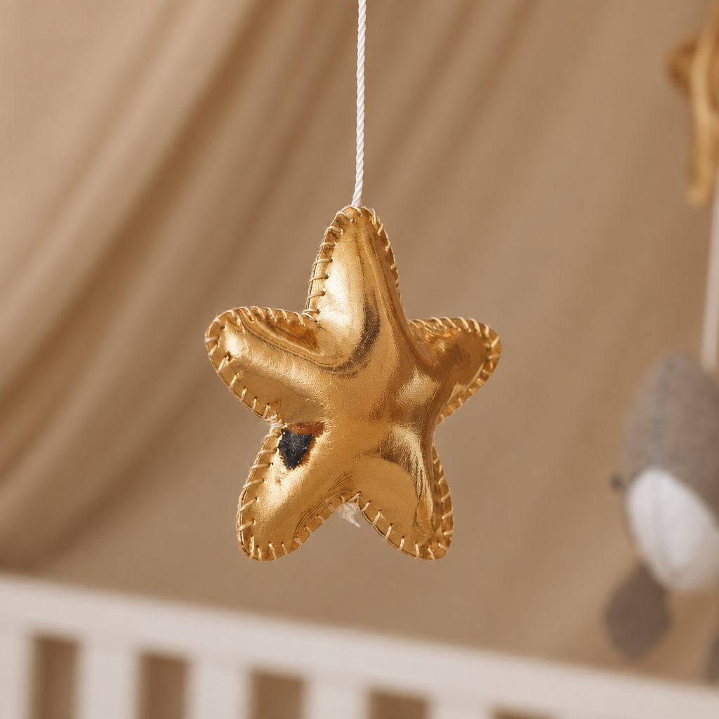Étoile dorée du mobile bébé artisanal Petites Baleines