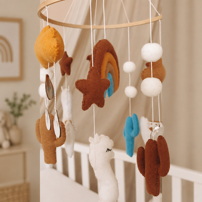 Détail de l’étoile et de l’arc-en-ciel du mobile bébé artisanal Lama