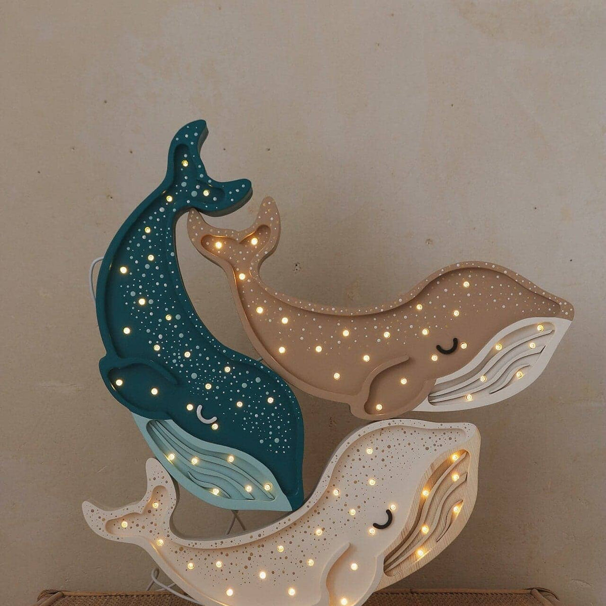 Veilleuse bébé Baleine en bois, image carrée fournisseur