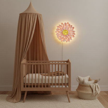 Veilleuse bébé Marguerite dans une chambre de bébé bohème