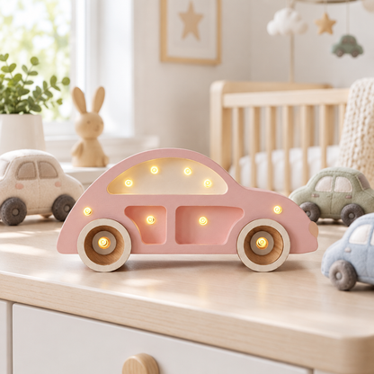 Veilleuse Voiture rose sur une table de chevet
