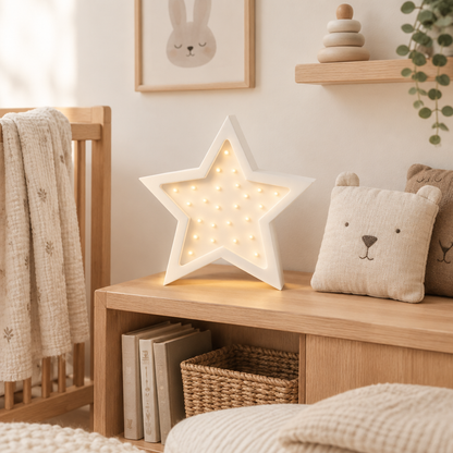 Veilleuse bébé Étoile allumée dans une chambre scandinave