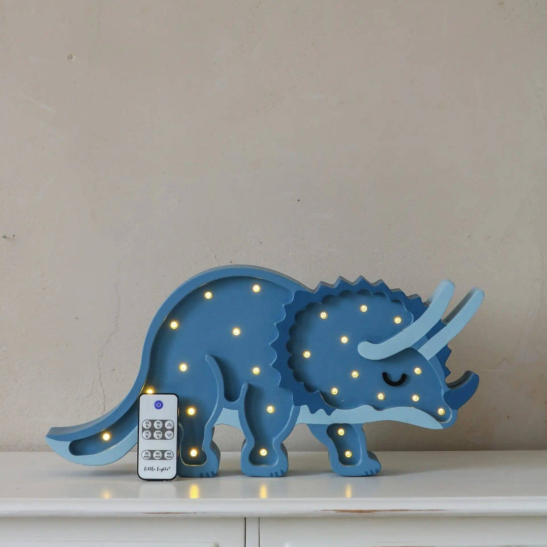 Veilleuse Tricératops artisanale en bois dans une chambre enfant, photo fournisseur